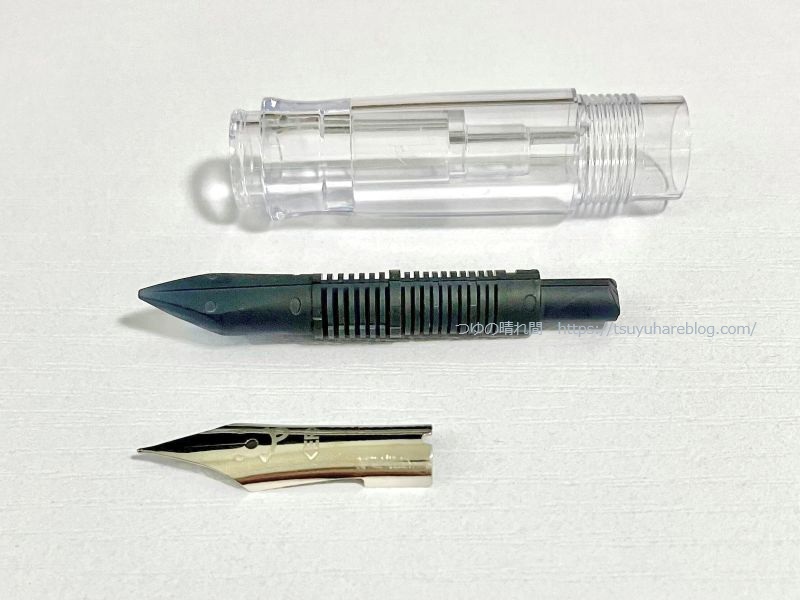 ペン先(ニブ)、ペン芯、首軸に分けることができる