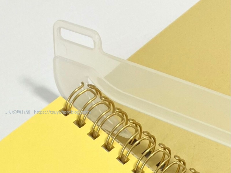 専用のリムーバーを使ってリングノートのリングを外す