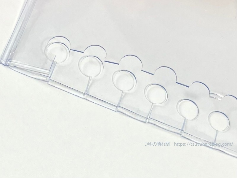 切り込みを入れたフチの片側(表紙・裏表紙の内側)だけを切り取る